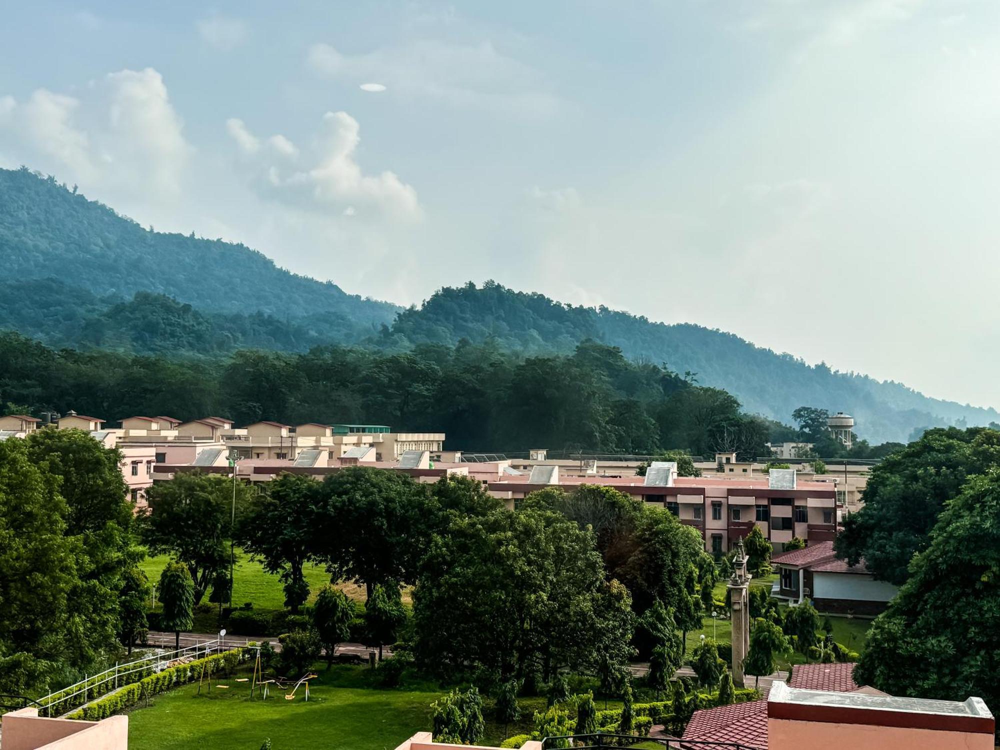 Hotel Nirvana Bliss, Behind Parmarth Niketan Rishīkesh المظهر الخارجي الصورة